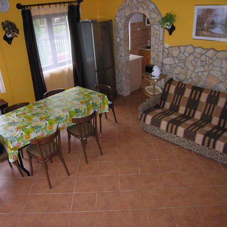 Holiday Home In Balatonmariafuerdo 19426 Bilik gambar
